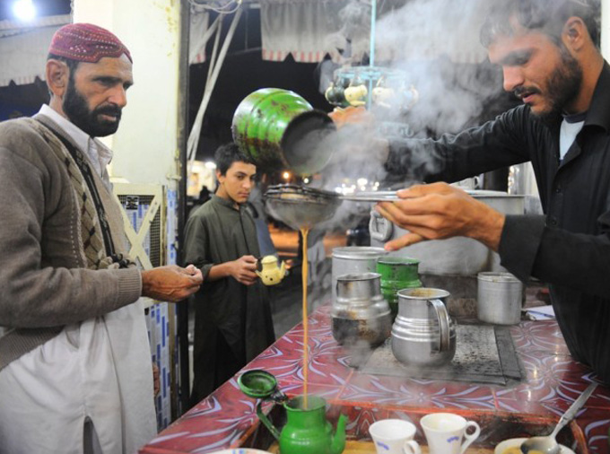 Aik payali Garam Chai chaheyah (A cup of hot tea is required)